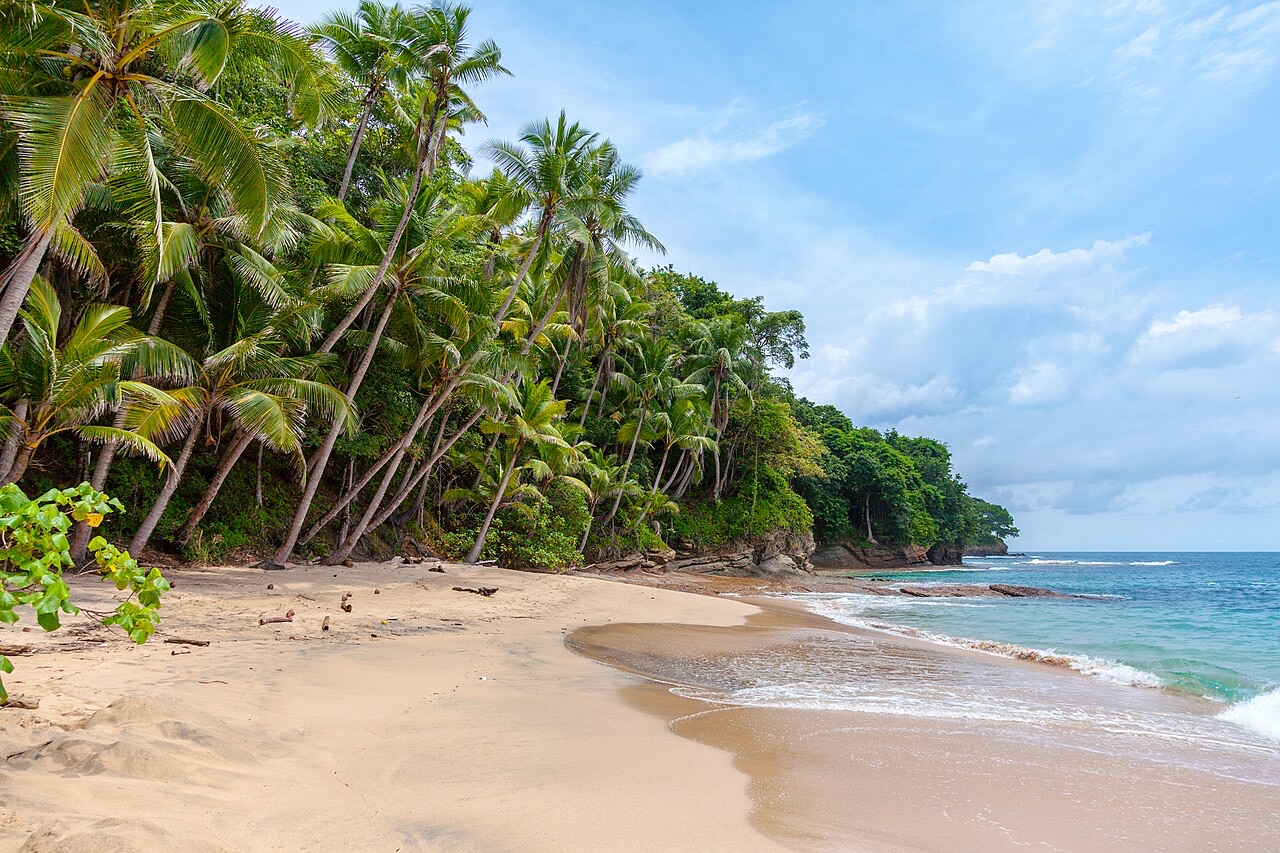 Playa de arena clara y mar tranquilo en Panamá