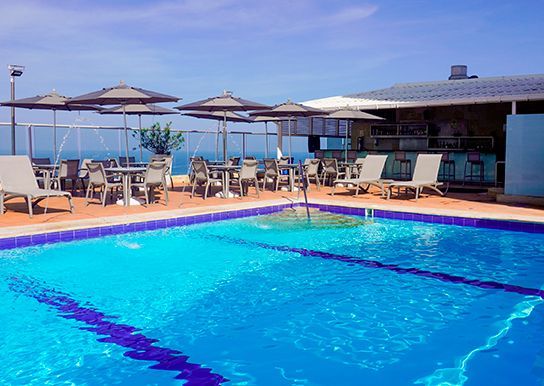 Piscina solárium y bar en la azotea — Hotel Capilla del Mar