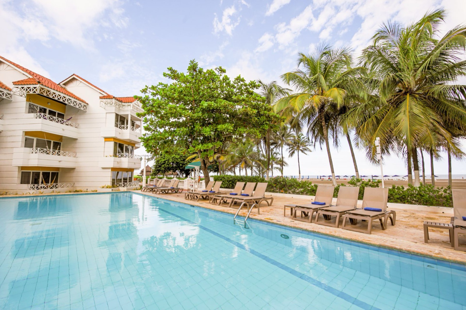 Piscina frente a la playa — Las Américas Casa de Playa