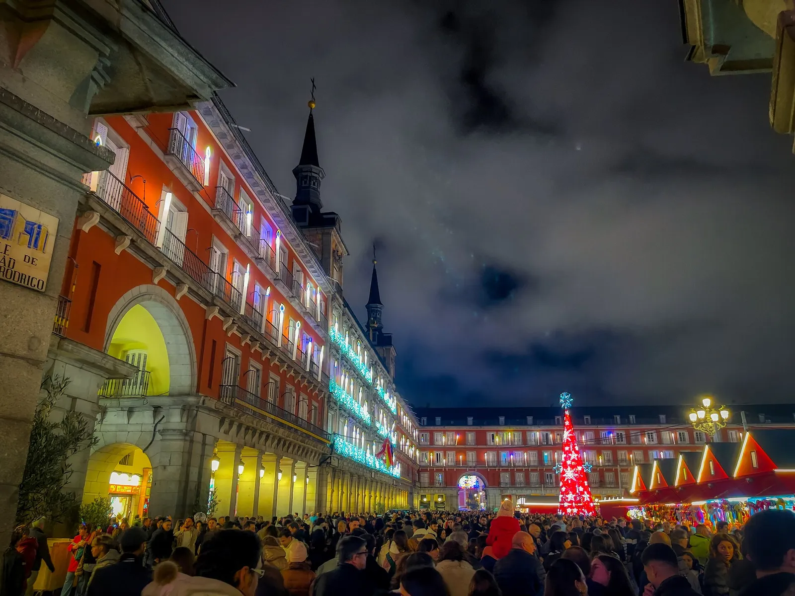La Plaza Mayor de Madrid iluminada en Navidad