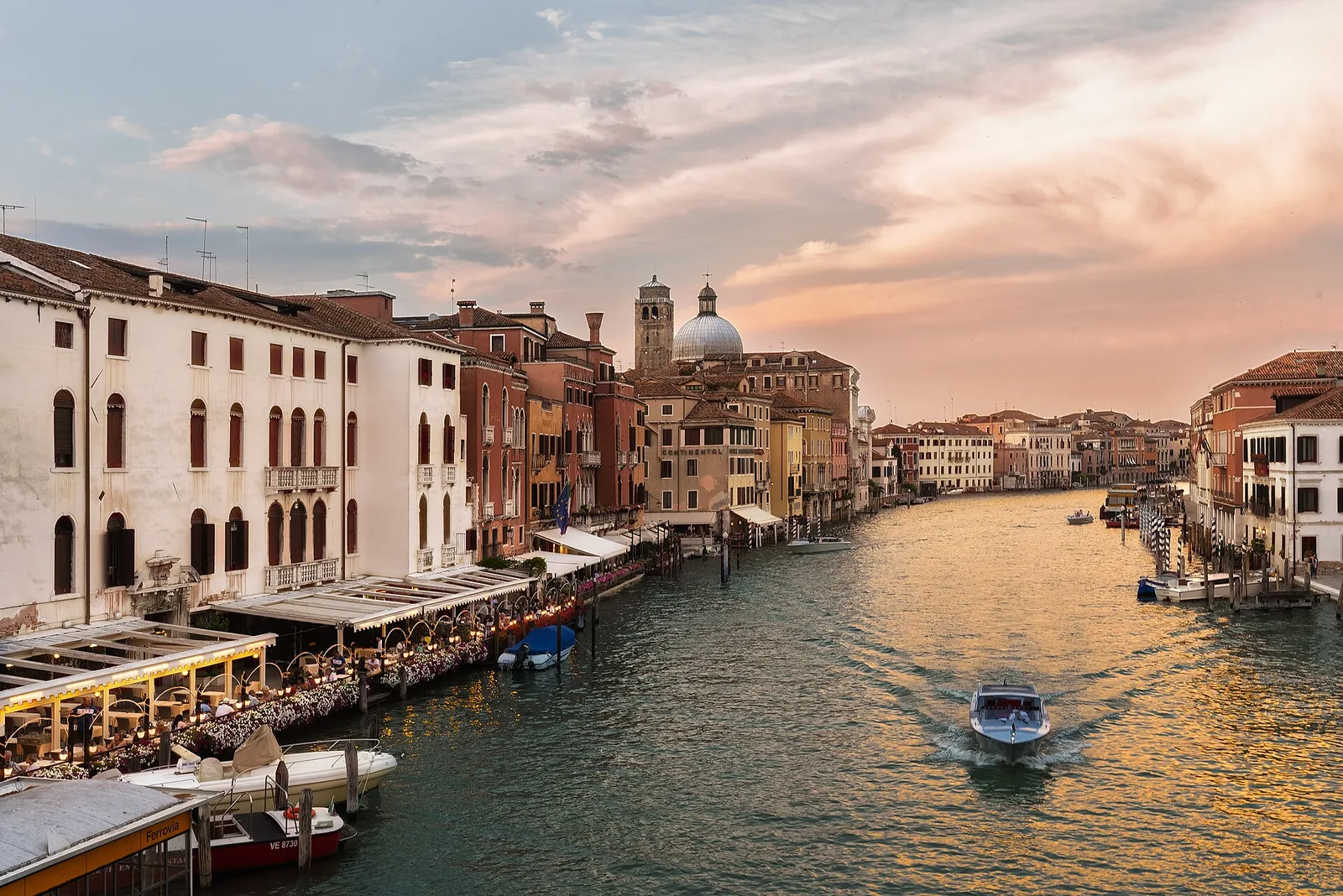 Góndolas en el Gran Canal de Venecia, Italia