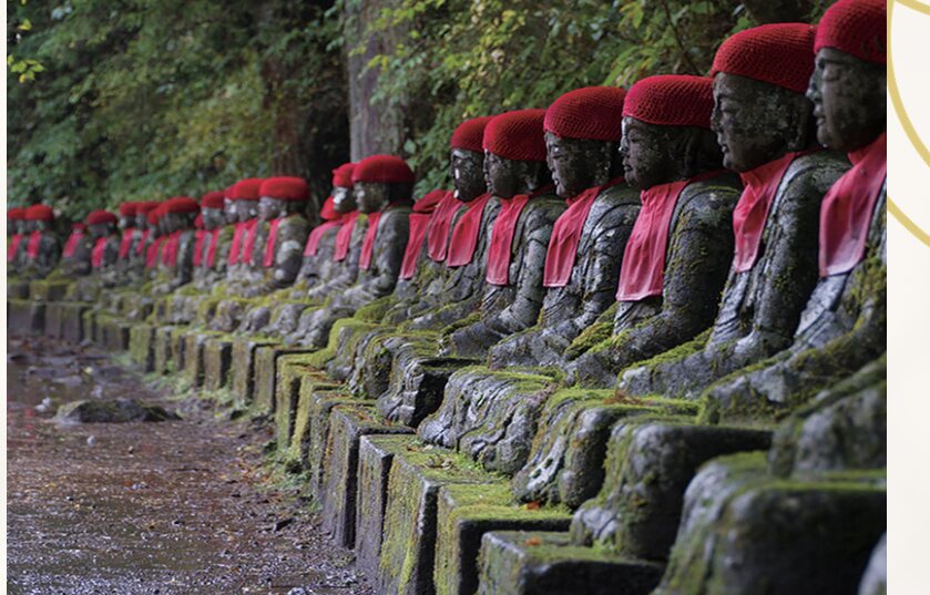 El Abismo de Kanmangafuchi, fila de estatuas Jizo con gorros rojos