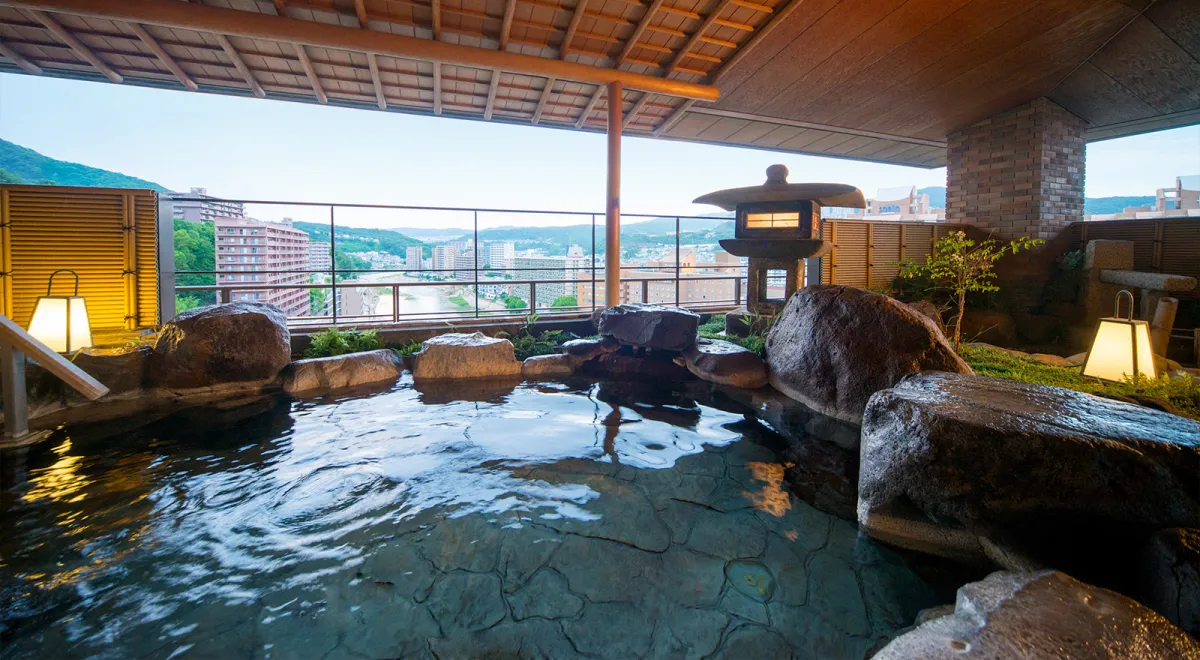 Baño termal al aire libre del Hotel Wakamizu, Takarazuka