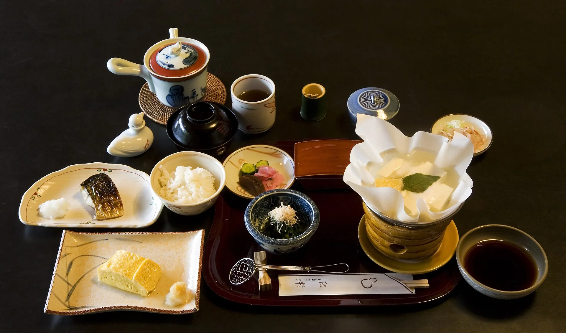 Cena tradicional japonesa servida en un ryokan