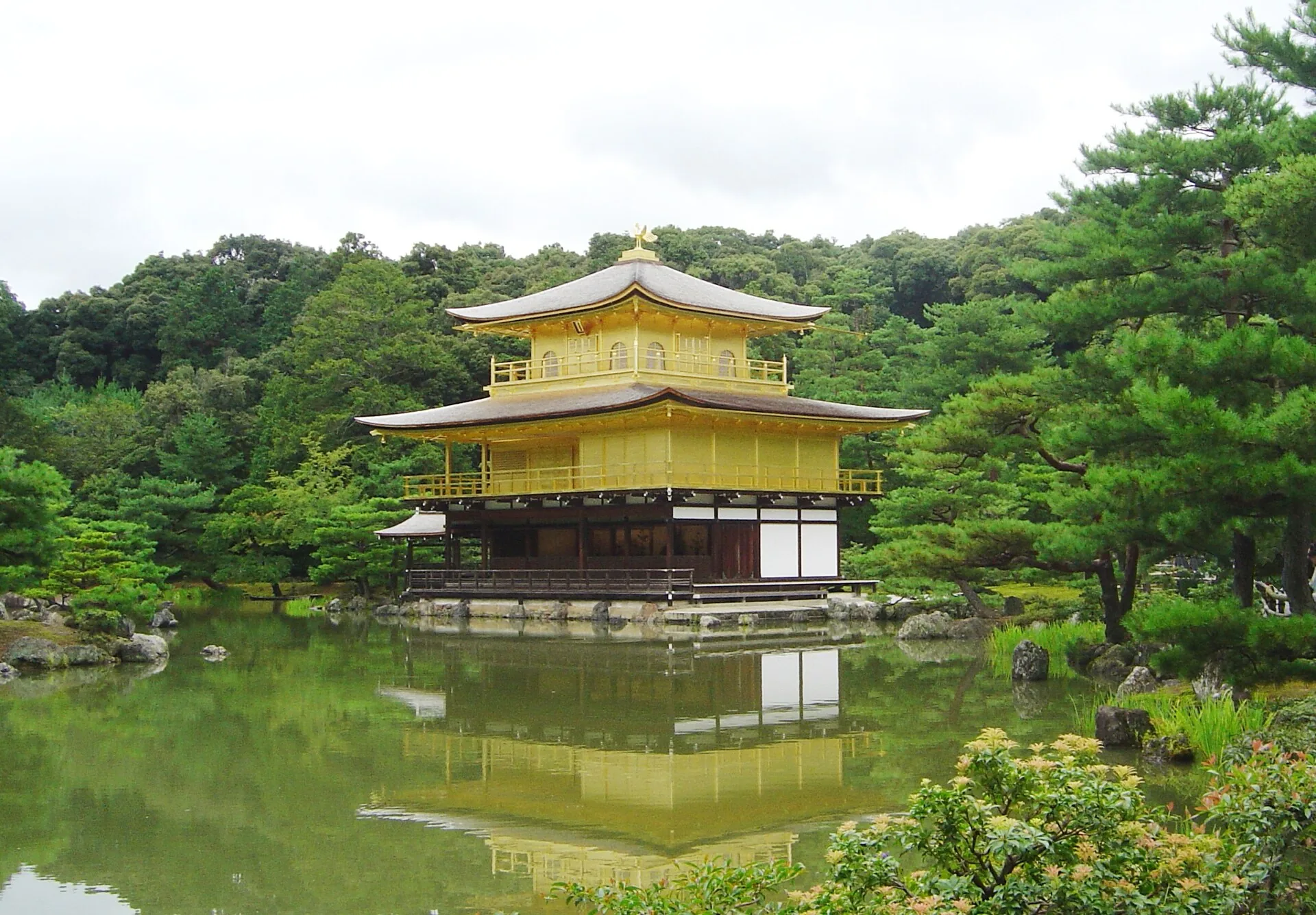 Pabellón Dorado Kinkaku-ji en Kioto, Japón