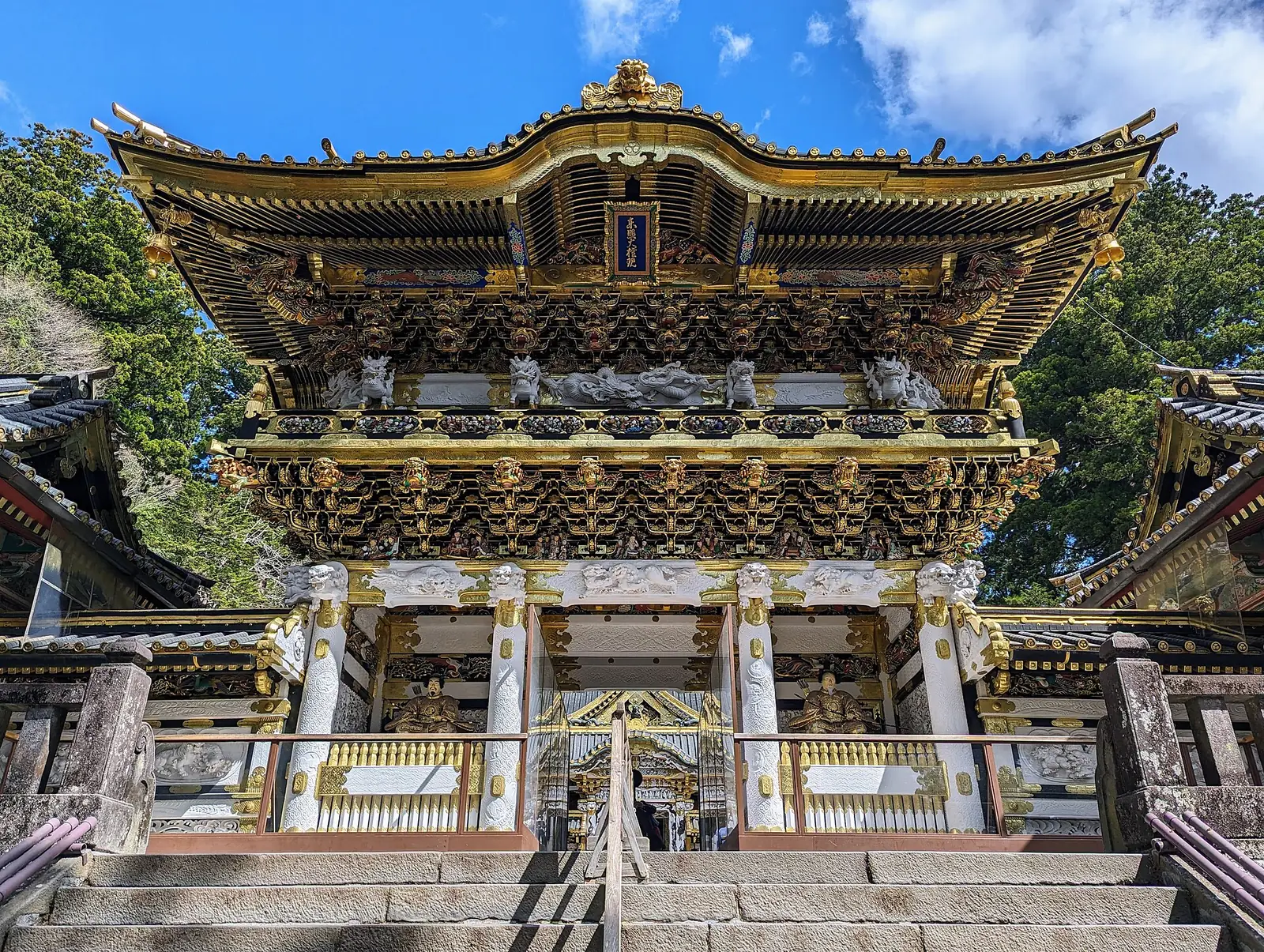 Puerta Yomeimon del santuario Toshogu en Nikko, Japón