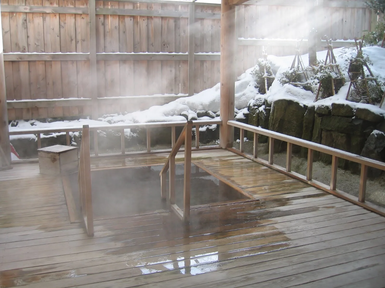 Baño de aguas termales onsen al aire libre en Japón