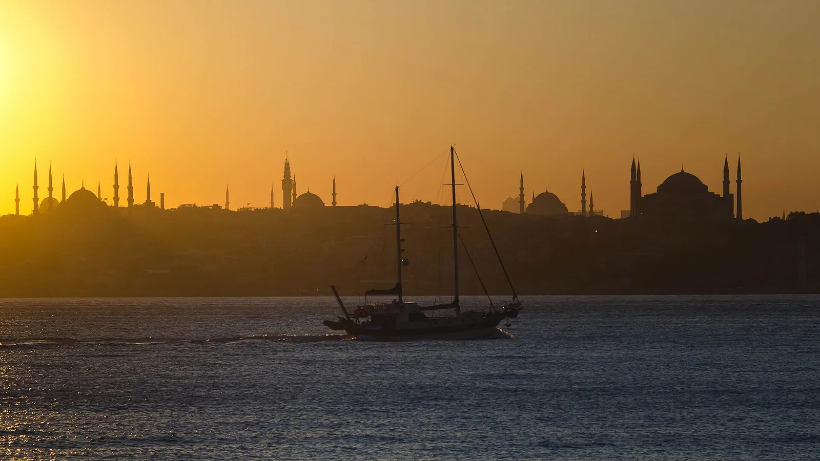 El estrecho del Bósforo en Estambul, Turquía