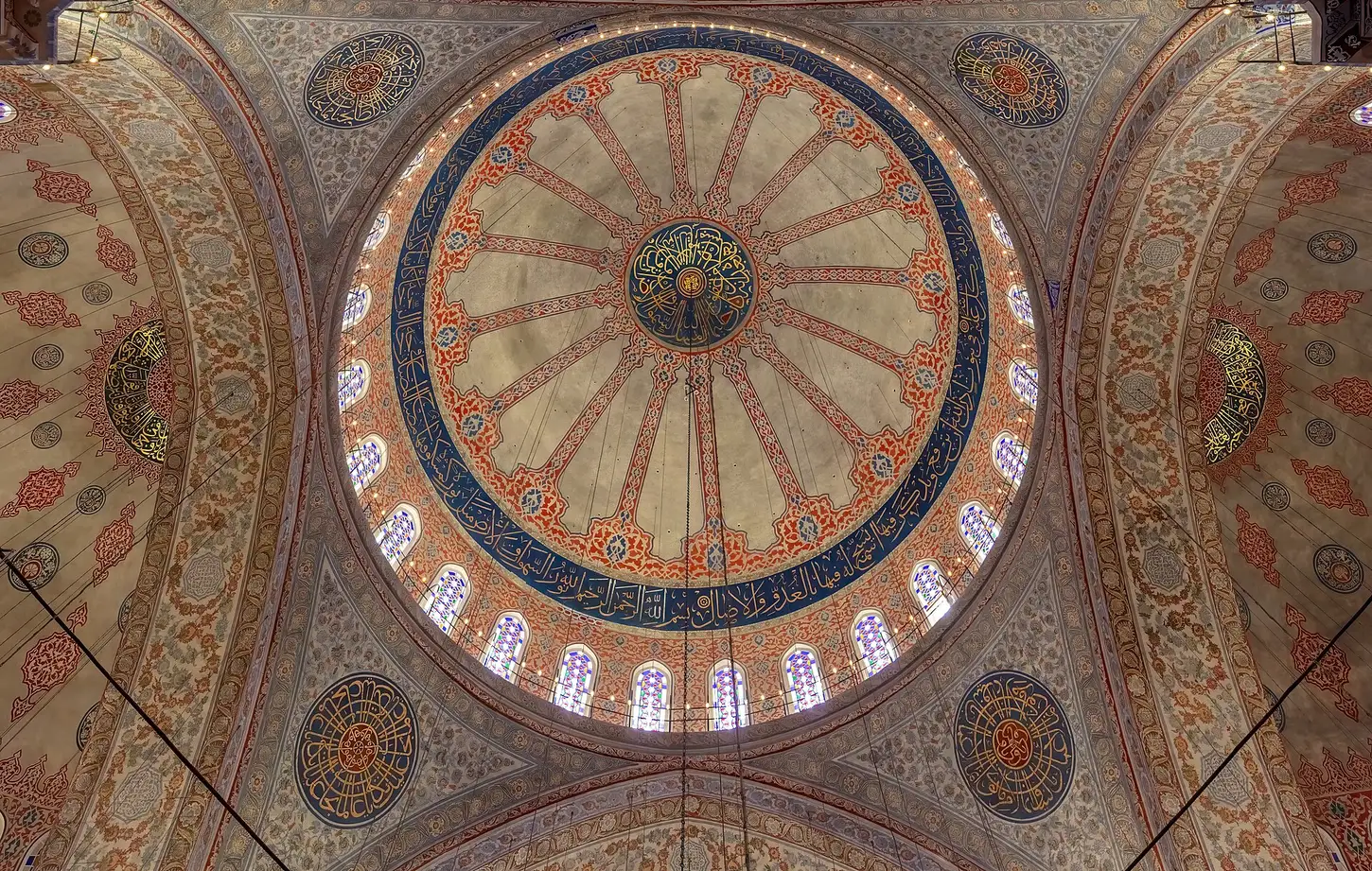Cúpula interior de la Mezquita Azul en Estambul, Turquía
